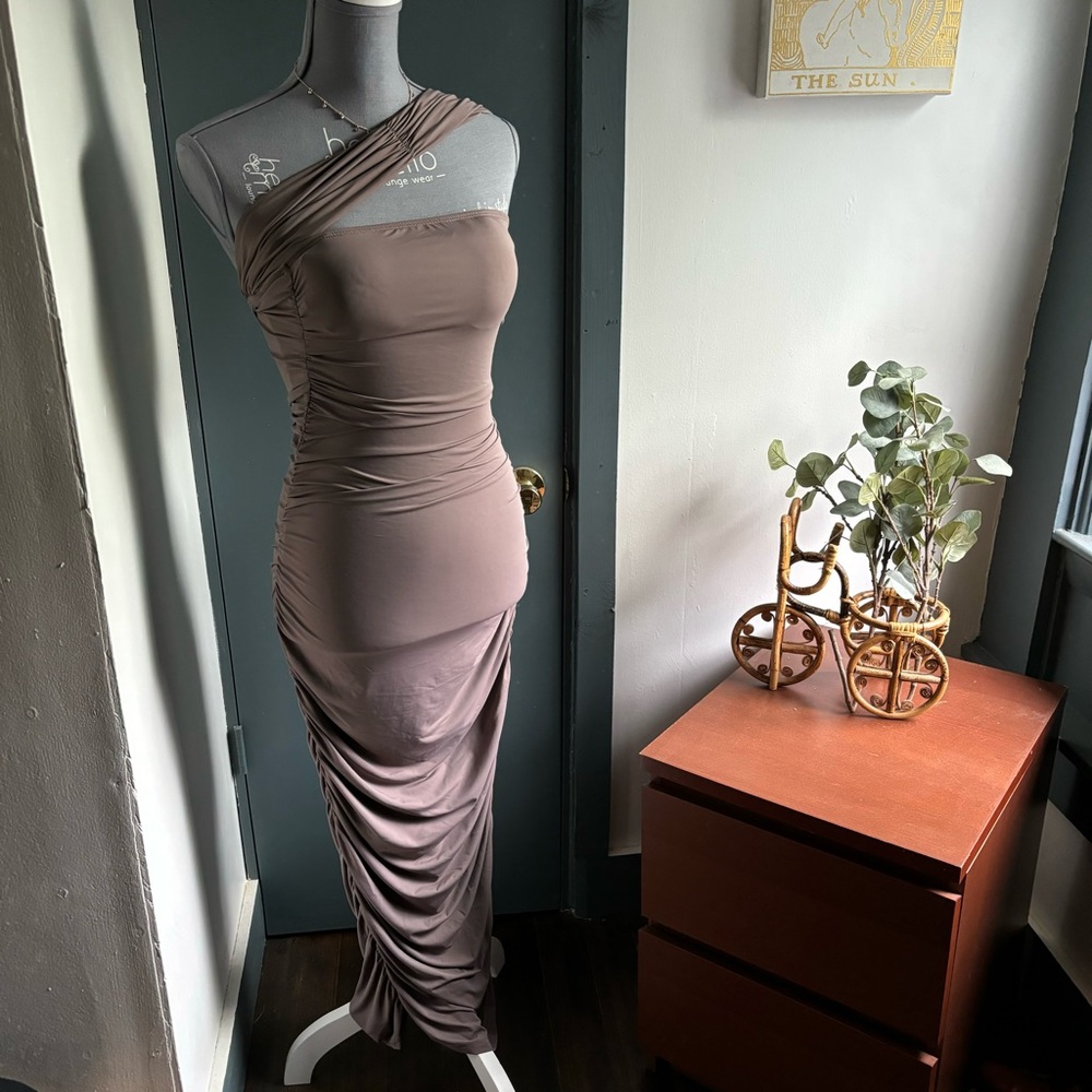Long stretch shoulder maternity dress size small